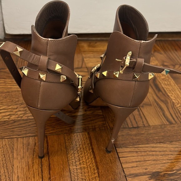 VALENTINO GARAVANI Calfskin Rockstud Double Buckle 100mm Ankle Boots Nocciola - Picture 7 of 9